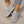 Grijze dames sneakers met veters, gebreid bovenwerk en witte zool, gedragen met jeans. Comfortabele en modieuze schoenen voor dagelijks gebruik.