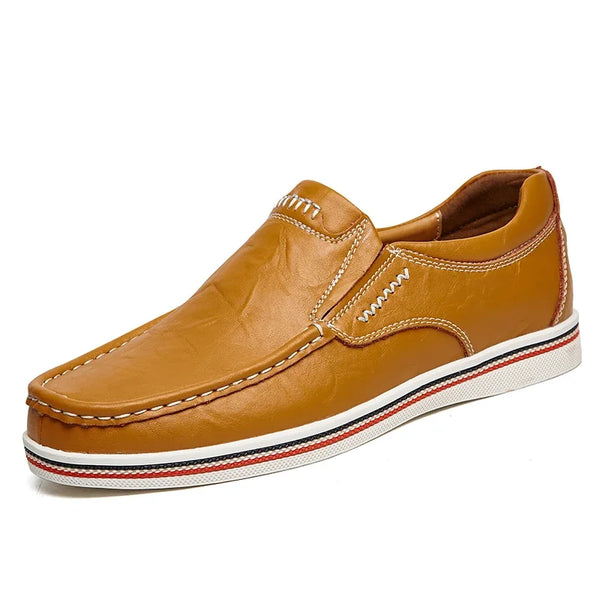 Bruine leren herenschoen, casual instapper met witte stiksels en rubberen zool. Comfortabele en stijlvolle schoen voor dagelijks gebruik.