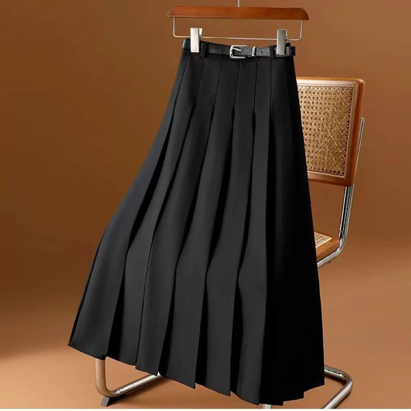 Zwarte geplooide rok met riem, hangend op houten hanger, naast retro rieten stoel. Modieuze dameskleding, elegant design, herfstcollectie.