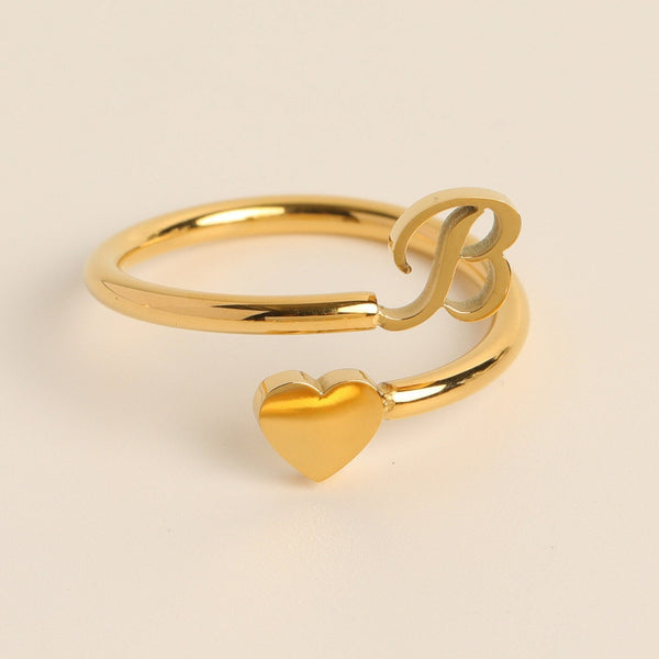 Gouden ring met hart en letter B, minimalistisch ontwerp, gepersonaliseerde sieraden, perfect cadeau voor vrouwen, elegante en moderne stijl.