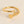 Gouden ring met hartvormig detail en sierlijke initialen, minimalistisch ontwerp, perfect als cadeau, elegante damesring, modieuze sieraden.