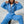 Vrouw in blauwe joggingpak, trendy sportkleding, comfortabele loungewear, mode voor dames, casual outfit, sportieve stijl, moderne kleding.