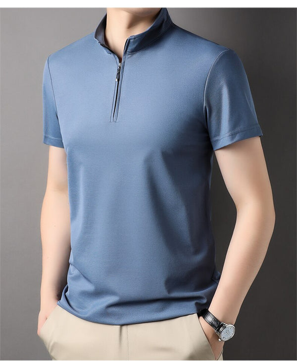 Blauwe herenpolo met ritssluiting, korte mouwen en opstaande kraag. Ideaal voor casual en zakelijke outfits. Comfortabele en stijlvolle pasvorm.