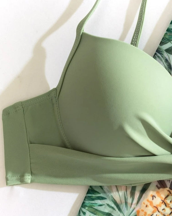 Lichtgroene bikini top met dunne bandjes en tropisch patroon, ideaal voor zomerse stranddagen. Comfortabele pasvorm en trendy design.