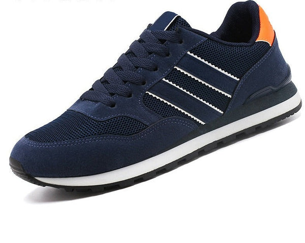 Donkerblauwe sportschoen met witte strepen en oranje hielaccent, ademend mesh, comfortabele zool. Perfect voor hardlopen en casual gebruik.
