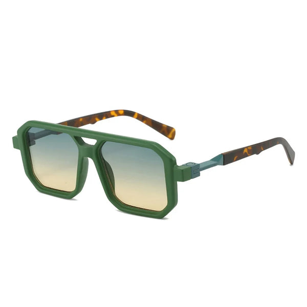 Groene vierkante zonnebril met schildpadprint pootjes en gele gradient glazen, modieuze unisex zonnebril, trendy accessoire voor zomer 2023.