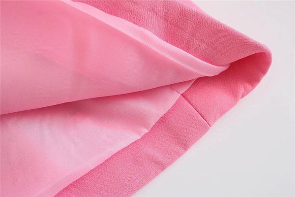 Roze stoffen textuur, close-up van zachte, lichtroze stof met gladde afwerking, ideaal voor mode, kledingontwerp en interieurdecoratie.