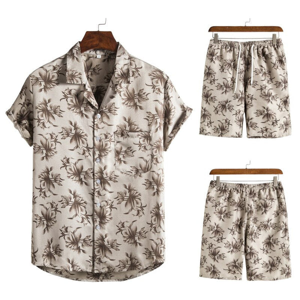 Tropisch heren pyjama set, beige met bruine bloemenprint, korte mouwen en korte broek, comfortabel en stijlvol voor zomernachten.
