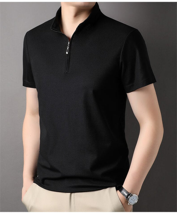 Zwarte polo met halve rits voor heren, korte mouwen, casual stijl. Ideaal voor zomermode en alledaagse outfits. Comfortabel en stijlvol design.