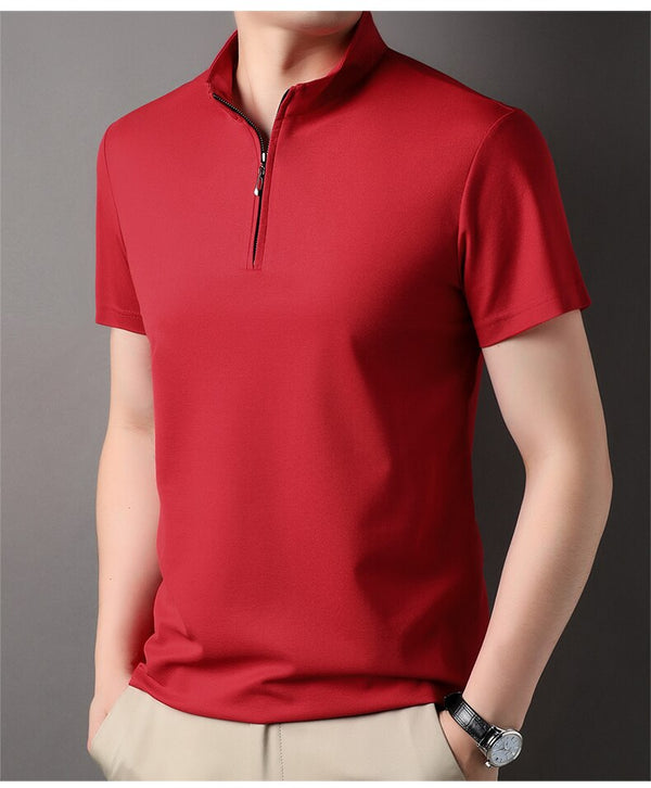 Rode polo met korte mouwen en ritssluiting, gedragen door een man. Stijlvolle casual herenkleding, ideaal voor zomermode en vrijetijdskleding.