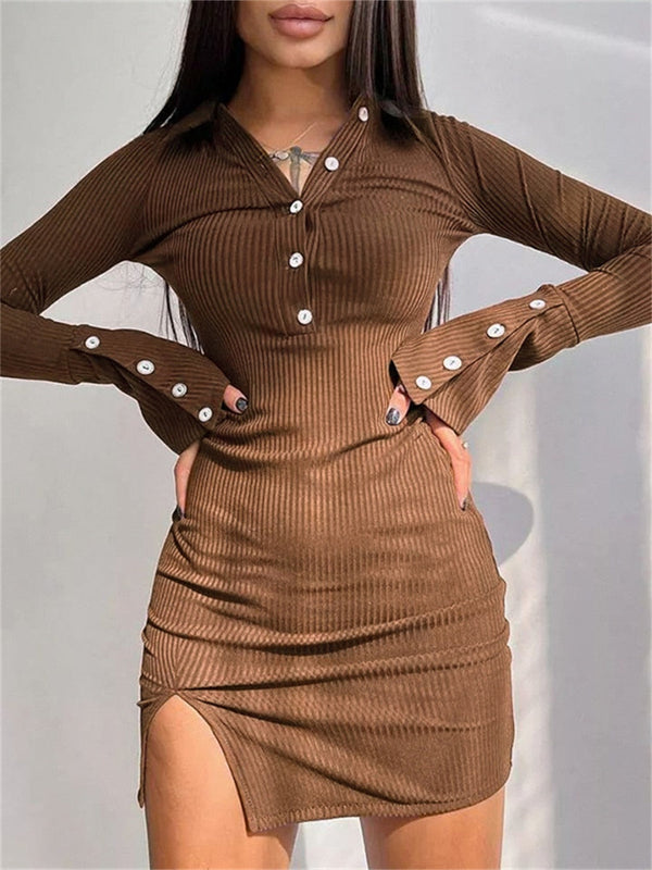 Bruine geribbelde jurk met lange mouwen en knoopsluiting, elegante damesmode, trendy herfstkleding, stijlvolle outfit voor dagelijks gebruik.