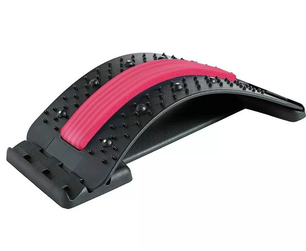 Rugstrekker met acupressuurpunten en roze kussen, ergonomisch ontwerp voor pijnverlichting en houdingcorrectie, ideaal voor thuisgebruik.