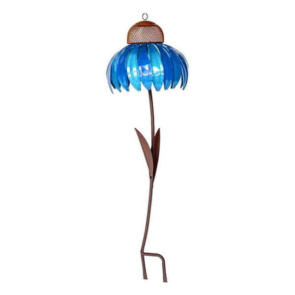 Blauwe metalen tuinbloem decoratie, staande op een bruine steel met bladeren, geschikt voor buitengebruik. Perfect voor tuinversiering en landschapsontwerp.