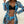 Vrouw in blauwe tropische bikini en doorschijnende kimono, strandhoed, zomermode, strandkleding, stijlvolle badmode, tropisch design.
