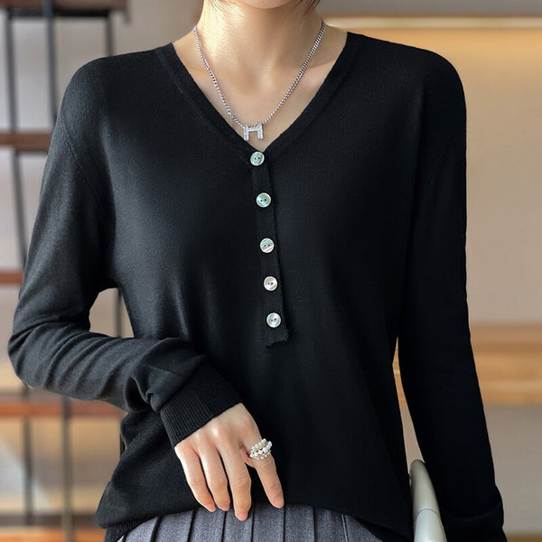 Zwarte damestrui met V-hals en knopen, stijlvolle casual outfit, perfect voor herfstmode. Elegante zilveren ketting en ring als accessoires.