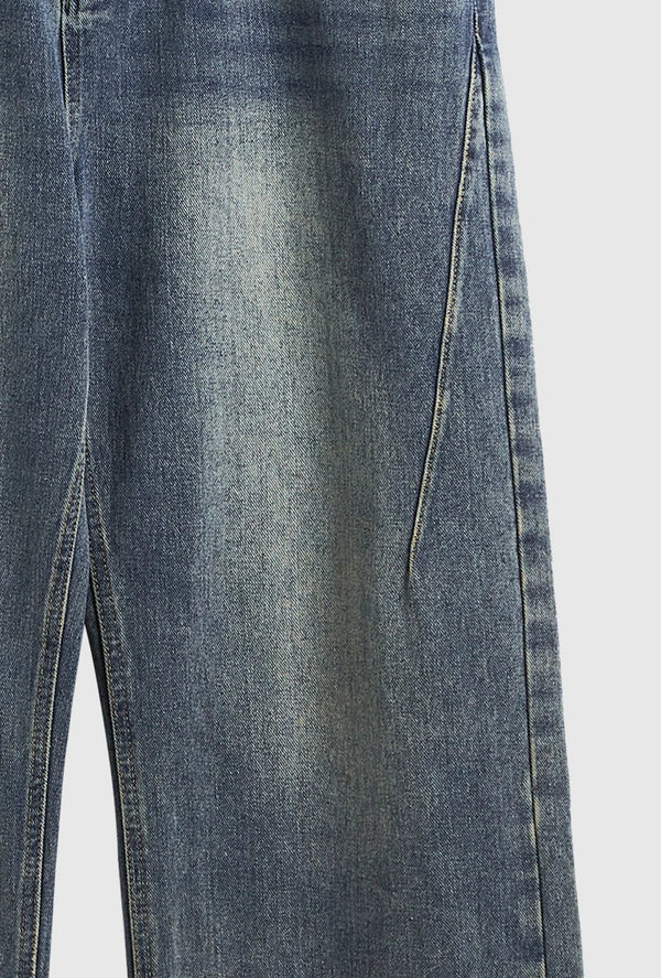 Blauwe spijkerbroek met lichte wassing en rechte pijpen, detail van de stof en naden. Trendy denim mode, casual kledingstijl.