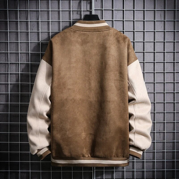 Bruine suède varsity jas met crèmekleurige mouwen, hangend aan een metalen raster. Modieuze herenjassen, streetwear, casual stijl.