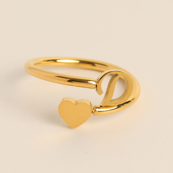 Gouden ring met hart en letter D, minimalistisch ontwerp, gepolijst, perfect als gepersonaliseerd sieraad of cadeau, elegant en stijlvol.