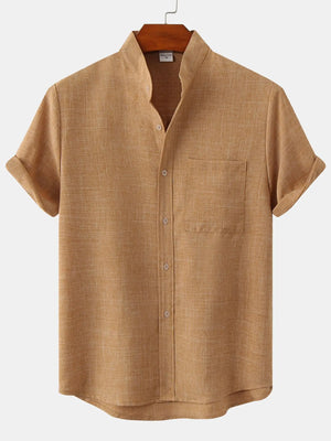 Beige linnen herenoverhemd met korte mouwen, opstaande kraag en borstzak, ideaal voor casual zomeroutfits.