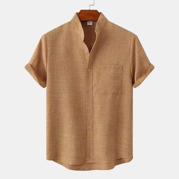 Beige linnen herenoverhemd met korte mouwen, opstaande kraag en borstzak, ideaal voor casual zomeroutfits.