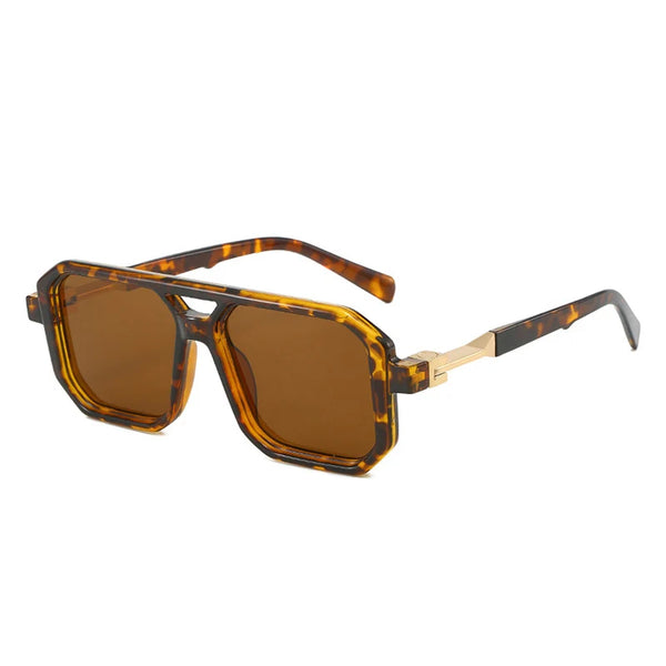 Bruine rechthoekige zonnebril met schildpadpatroon en gouden accenten, unisex design, UV-bescherming, modieuze accessoire voor zomer en reizen.