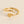 Gouden open ring met hart en krulontwerp, minimalistisch sieraad, elegante damesring, modieuze accessoire, perfect cadeau voor vrouwen.
