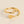 Gouden ring met hart en letter P, minimalistisch ontwerp, gepersonaliseerde sieraden, perfect cadeau voor geliefden, elegante en moderne stijl.