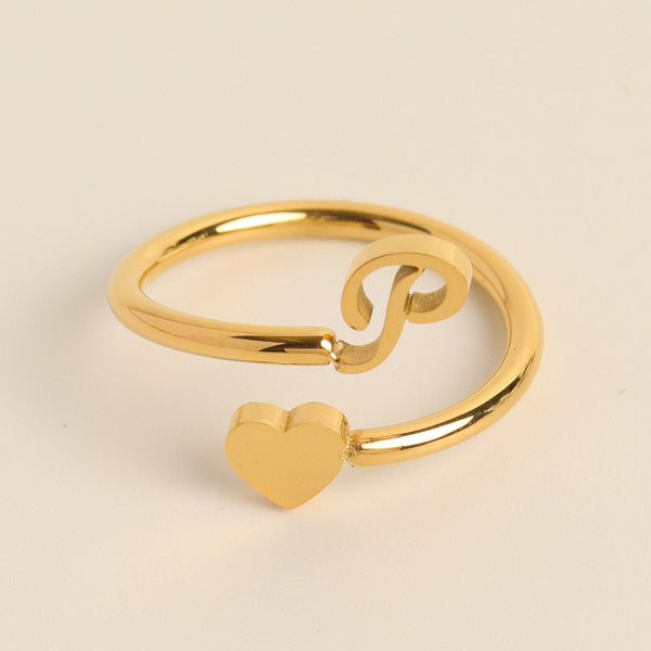 Gouden ring met hart en letter P, minimalistisch ontwerp, gepersonaliseerde sieraden, perfect cadeau voor geliefden, elegante en moderne stijl.