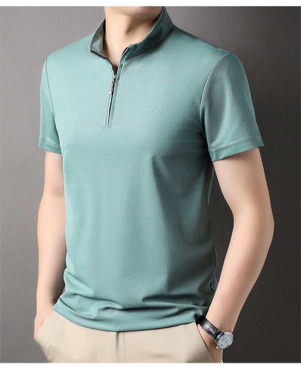 Groene herenpolo met ritssluiting, korte mouwen en opstaande kraag. Stijlvolle casual outfit, ideaal voor zomerse gelegenheden.