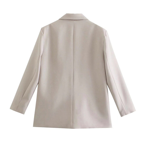 Beige damesblazer, minimalistisch ontwerp, lange mouwen, klassieke kraag. Perfect voor zakelijke en casual outfits. Elegante damesmode.