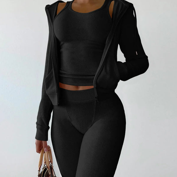 Zwarte sportoutfit voor dames, bestaande uit een tanktop, legging en hoodie. Perfect voor fitness en yoga. Comfortabele en stijlvolle sportkleding.