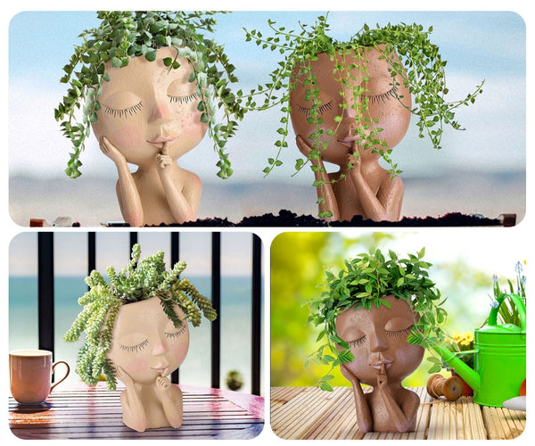 Twee plantenpotten in de vorm van gezichten met groene planten als haar, op een balkon met zeezicht. Decoratieve bloempotten, tuinaccessoires.