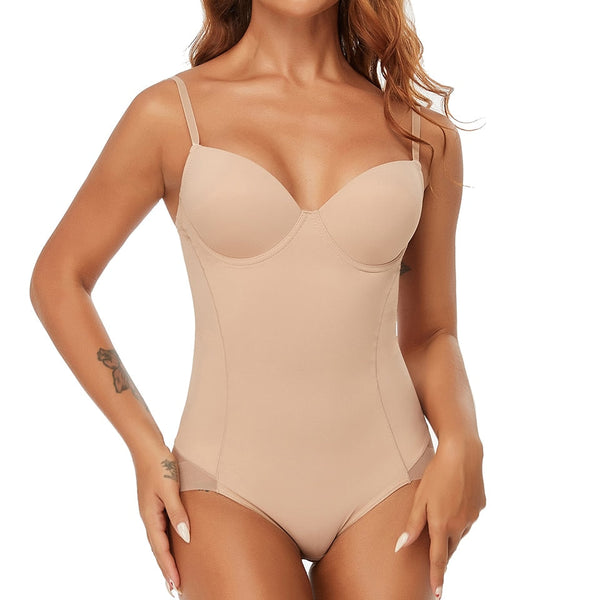 Vrouw in beige shapewear body met verstelbare bandjes, naadloos ontwerp. Perfecte pasvorm voor onder kleding, bevordert comfort en stijl.
