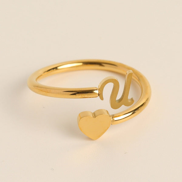 Gouden ring met hart en letter "U", minimalistisch design, gepersonaliseerde sieraden, perfect cadeau, elegante stijl, modieuze accessoire.