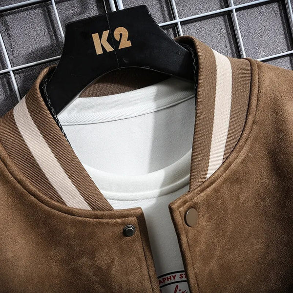 Bruine suède varsity jas met witte strepen op de kraag, hangend aan een K2 hanger. Ideaal voor casual mode en herenkleding trends.