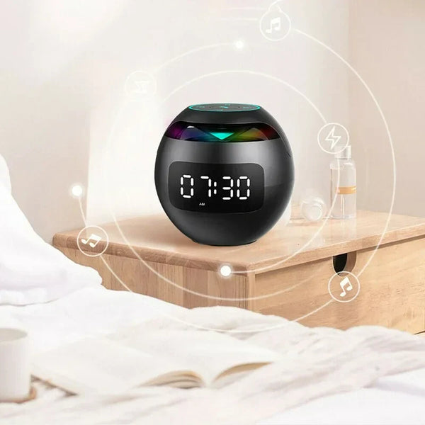 Ronde digitale wekker met LED-verlichting en muzieknotities, geplaatst op een houten nachtkastje in een moderne slaapkamer.