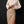 Vrouw in crèmekleurige trui en beige leren rok met split, modieuze herfstoutfit, stijlvolle dameskleding, elegante mode, zwarte achtergrond.