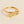 Gouden ring met hart- en lippenmotief, minimalistisch design, perfect als cadeau voor geliefden. Ideaal voor romantische gelegenheden.