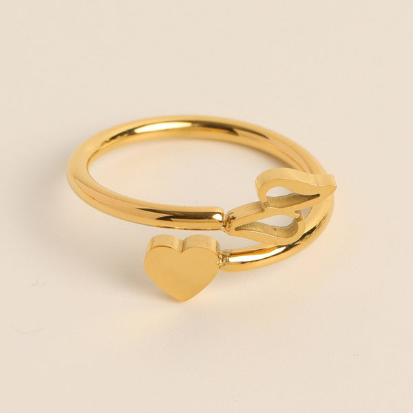 Gouden ring met hart- en lippenmotief, minimalistisch design, perfect als cadeau voor geliefden. Ideaal voor romantische gelegenheden.