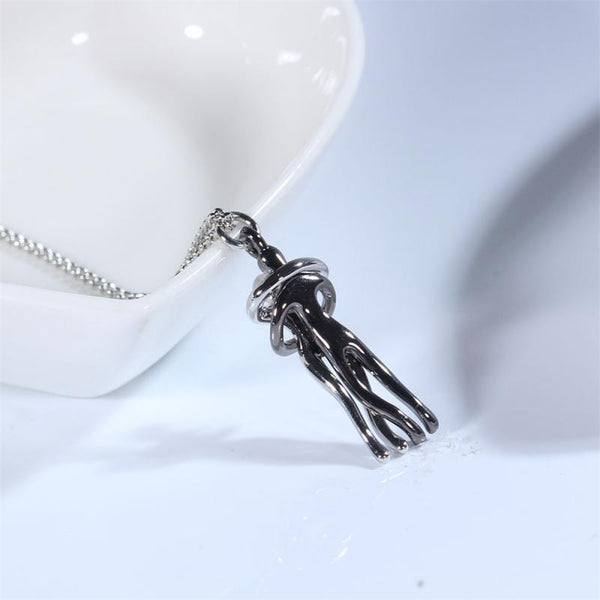 Zilveren ketting met buitenaards wezen hanger, minimalistisch design, glanzend metaal, moderne sieraden, unisex accessoire, op witte achtergrond.