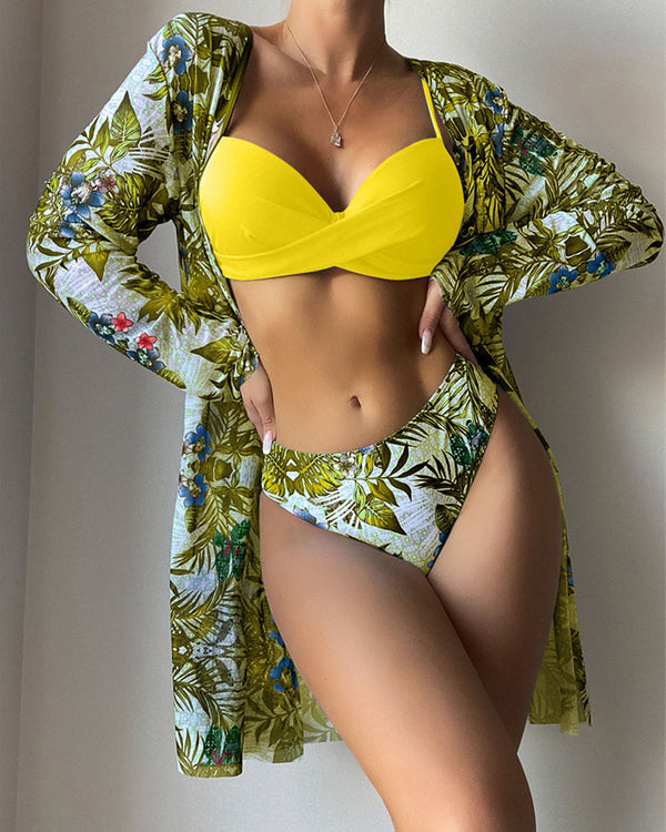 Vrouw in gele bikini met tropisch bloemenpatroon kimono, strandmode, zomerse outfit, stijlvolle badkleding, trendy dameskleding.
