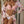 Vrouw in roze bikini en bloemenkimono, strandhoed met opschrift, zomermode, strandkleding, tropisch ontwerp, spiegelreflectie.