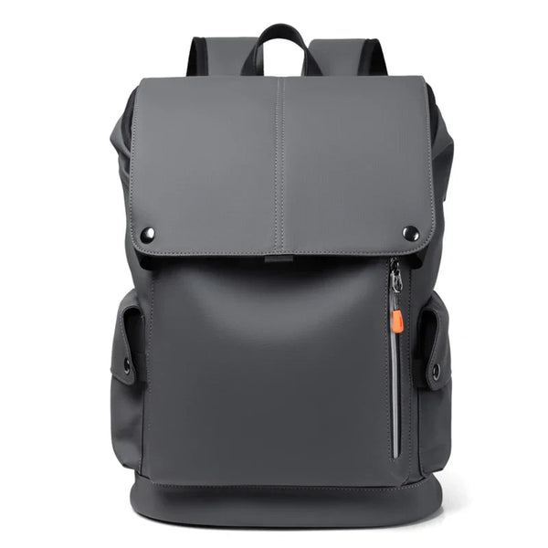 Grijze waterdichte rugzak met voorvak en zijvakken, ideaal voor reizen en dagelijks gebruik. Stijlvolle en duurzame unisex tas met verstelbare schouderbanden.