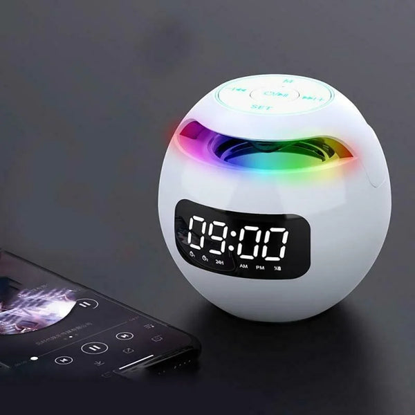 Witte digitale wekker met LED-kleuren, ronde vorm, tijdweergave 09:00, naast smartphone. Moderne wekker, slaapkameraccessoire, multifunctioneel.