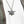 Herenketting met zilveren adelaarshanger, gedragen op wit T-shirt en camouflagejas. Stijlvolle mannenaccessoire, modieuze sieraden.