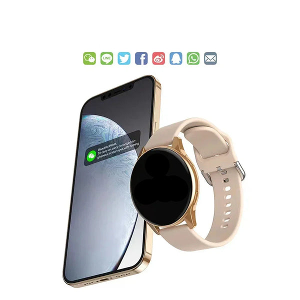 Gouden smartphone en smartwatch met witte band, weergegeven met sociale media-iconen. Moderne technologie, connectiviteit, stijlvol design.