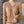Vrouw draagt beige trui met V-hals en knopen, gouden kettingtas over schouder. Modieuze dameskleding, herfststijl, casual elegantie.