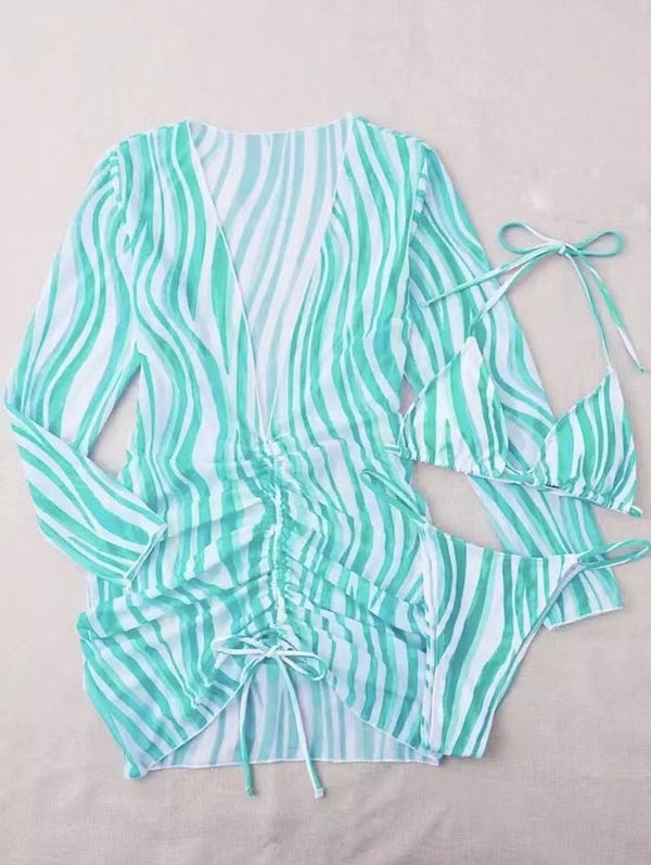 Gestreepte turquoise en witte bikini set met bijpassende cover-up jurk, strandkleding, zomeroutfit, modieuze badmode voor dames.