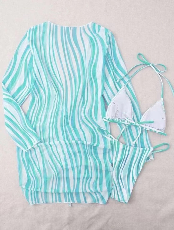 Gestreepte strandjurk en bikini set in turquoise en wit, damesmode, zomeroutfit, strandkleding, trendy badmode, stijlvolle strandlook.