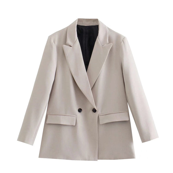 Beige oversized damesblazer met dubbele knopen, lange mouwen en klassieke revers. Perfect voor zakelijke en casual outfits.